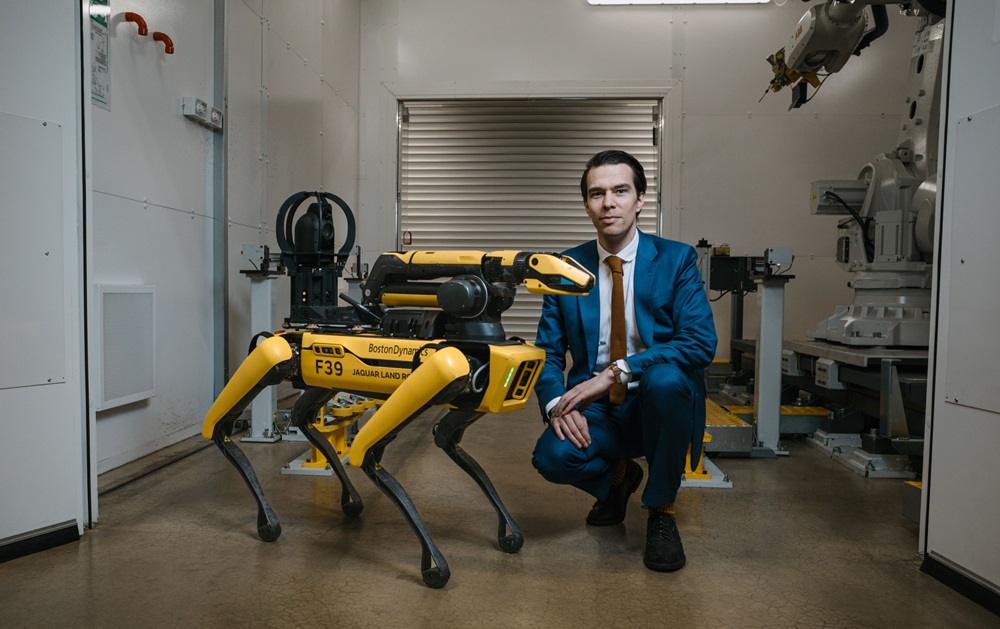 Jaguar Land Rover’ın Yeni Çalışma Arkadaşı: Robot Bekçı̇ Köpeğı̇ “Rover”